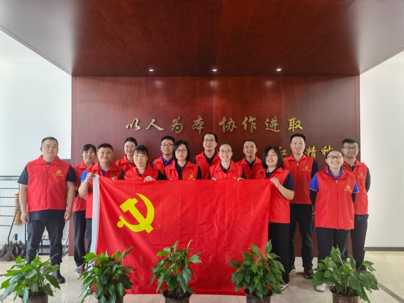 The party branch of the company carried out “May Day” activities.